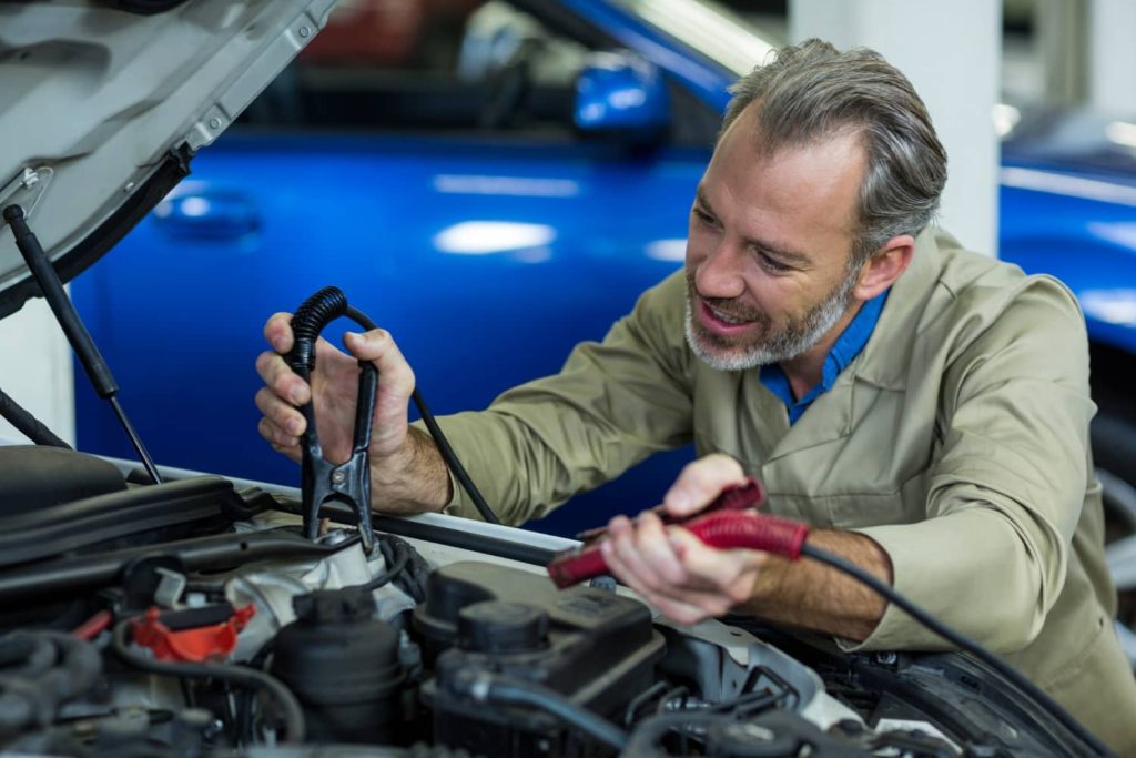 Especialista revisa el tipo de batería de un auto